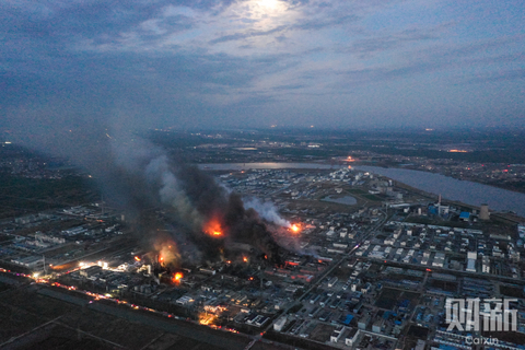 2019年3月22日上午6时左右，江苏盐城市响水县陈家港化工园爆炸事故现场，现场腾起黑、蓝、黄各种颜色的的浓烟，蔓延十多公里。图/财新记者