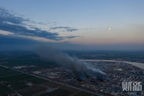 2019年3月22日上午6时左右，江苏盐城市响水县陈家港化工园爆炸事故现场，现场腾起黑、蓝、黄各种颜色的的浓烟，蔓延十多公里。图/财新记者