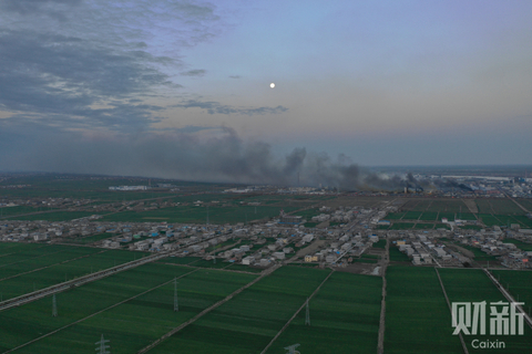 2019年3月22日上午6时左右，江苏盐城市响水县陈家港化工园爆炸事故现场，现场腾起黑、蓝、黄各种颜色的的浓烟，蔓延十多公里。图/财新记者