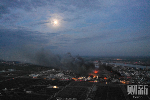 2019年3月22日上午6时左右，江苏盐城市响水县陈家港化工园爆炸事故现场，爆炸发生16小时后，现场仍有多处明火，并不时有爆炸声传出。图/财新记者