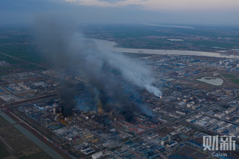 2019年3月22日上午6时左右，江苏盐城市响水县陈家港化工园爆炸事故现场，现场腾起黑、蓝、黄各种颜色的的浓烟，蔓延十多公里。图/财新记者