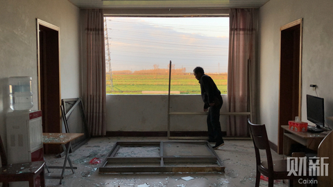 2019年3月22日，江苏盐城市响水县陈家港镇大湾村，爆炸事故发生次日返回家中清扫的村民。