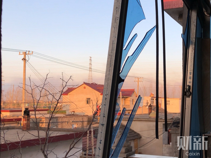 2019年3月22日，江苏盐城市响水县陈家港镇大湾村，该村距爆炸事故发生的园区直线距离为2公里左右。道路两旁的楼房窗户扭曲，玻璃全部粉碎。