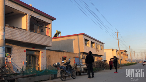 2019年3月22日，江苏盐城市响水县陈家港镇大湾村，道路旁的楼房玻璃被震碎。