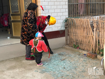 2019年3月22日，江苏盐城市响水县陈家港镇大湾村，其中一名村民戴着安全帽，地上是爆炸中震碎的玻璃。