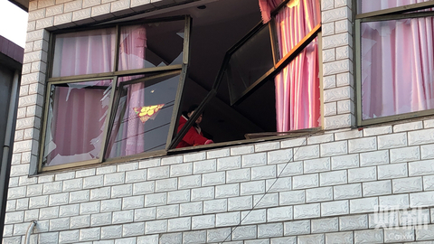 2019年3月22日，江苏盐城市响水县陈家港镇大湾村，窗框严重扭曲。