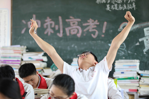 2019年5月30日，河南焦作，一名高三学生在复习间隙伸懒腰。距离2019年高考仅剩不到十天时间，高三学生备战高考进入最后冲刺阶段。图/IC photo