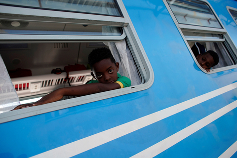 中国制造铁路客车在古巴投入运行