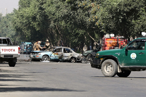 当地时间2019年7月19日，阿富汗喀布尔，位于阿富汗首都喀布尔的喀布尔大学南门当天上午遭炸弹袭击。阿富汗卫生部新闻发言人梅亚尔称，爆炸已导致至少8人死亡，33人受伤。当时，南门外正聚集着一群学生等待进入校园参加研究生入学考试。18日，阿南部坎大哈省警察总部遭汽车炸弹袭击，随后发生交火，造成10人死亡、90多人受伤。图/视觉中国