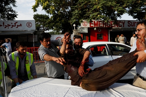 当地时间2019年7月28日，阿富汗喀布尔，一名伤者被送往医院。阿富汗总统大选将于9月28日举行，这天是竞选活动的第一天。图/视觉中国
