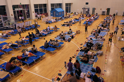 2019年8月9日晚，浙江温州，乐清市区最大的安置点——乐清市体育中心，为应对台风影响，从9日上午开始，该安置点已陆续集中安置了附近工地的540多名施工人员。截至9日19时，浙江开放避灾安置场所11624个，转移人员645289人，其中安置到避灾场所的有94485人。图/视觉中国