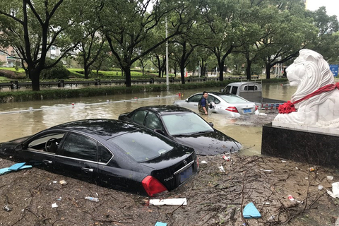 2019年8月10日，浙江温岭，受台风“利奇马”的影响，温岭三星大道积水严重，海水倒灌，马路上很多车辆被淹。图/视觉中国
