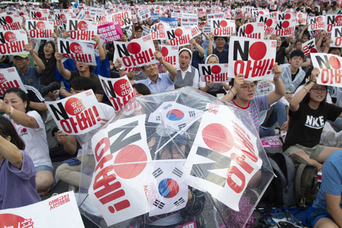 光复节当天韩国超10万人雨中反日怒撕日本军旗