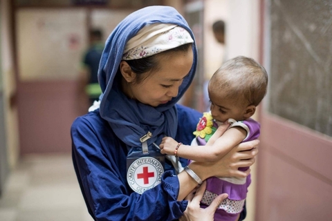 伊拉克摩苏尔郊外，红十字国际委员会护士曾雅诗抱着一名伊拉克儿童。曾雅诗来自香港，从2016年起为红十字国际委员会工作。看似瘦弱的她，先后在南苏丹、伊拉克、也门等战乱地区参与医疗援助工作。