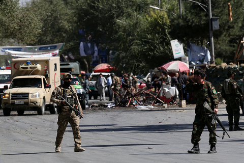 当地时间2019年9月17日，阿富汗喀布尔，阿富汗安全部队视查爆炸现场。据阿富汗媒体报道，17日下午，阿富汗总统加尼在帕尔旺省举行竞选集会时，会议场所旁发生爆炸，已导致至少26人死亡，42人受伤。图/视觉中国