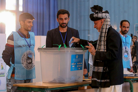 当地时间2019年9月28日，阿富汗喀布尔，阿富汗大选开始投票，阿富汗总统阿什拉夫·加尼来到投票站进行投票。阿富汗总统选举28日上午7时正式开始，有18名候选人登记参加此次总统选举，其中包括现任总统穆罕默德·阿什拉夫·加尼及现任政府首席执行官阿卜杜拉·阿卜杜拉。但在投票开始前，有3名候选人宣布退出竞选。图/视觉中国