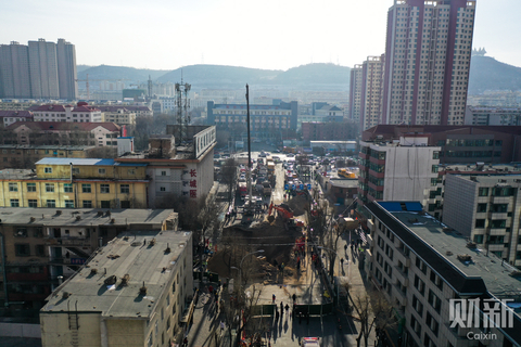 2020年1月14日，青海西宁地面塌陷事故现场，两台挖掘机在塌陷后形成的大坑内进行作业，搜救工作持续进行中。