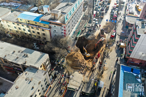 2020年1月14日，青海西宁地面塌陷事故现场，两台挖掘机在塌陷后形成的大坑内进行作业，搜救工作持续进行中。