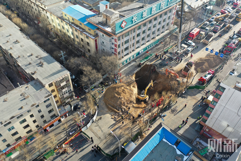 2020年1月14日，青海西宁地面塌陷事故现场，两台挖掘机在塌陷后形成的大坑内进行作业，搜救工作持续进行中。