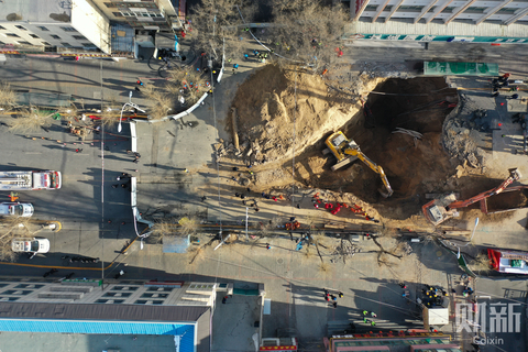 2020年1月14日，青海西宁地面塌陷事故现场，两台挖掘机在塌陷后形成的大坑内进行作业，搜救工作持续进行中。1月13日17时36分许，西宁市城中区南大街红十字医院公交站附近发生路面塌陷，一辆公交车陷入其中。事故已致9人死亡17人受伤。