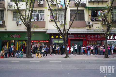 2020年1月21日，广州越秀区一药店门前，前来购买口罩的顾客排起了数十米的长队。药店规定每人限购两包，因此很多顾客叫上家人过来一起排队。 图/财新记者 梁莹菲