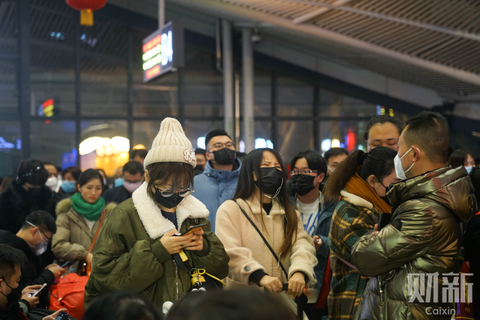 2020年1月21日晚，春运第11天，武汉火车站进入春运高峰期，候车厅内的旅客绝大多数都戴起了口罩。虽然国家卫健委高级别专家建议“现在能不到武汉去就不去，武汉人能不出来就不出来“，但财新记者在武汉火车站进站厅现场看到准备离开武汉的旅客依然如潮水般涌入进站厅。武汉火车站一位负责人告诉财新记者，“今天的火车站是正常客流量，并没有因为肺炎减少。”  图/财新记者 萧辉