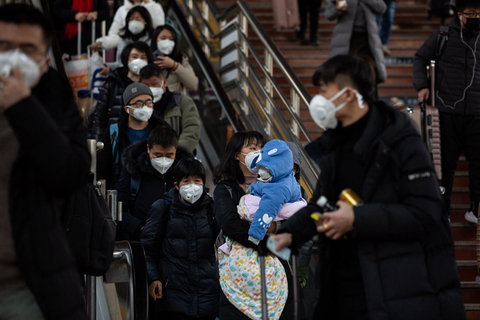 2020年1月21日，北京西站，旅客走下廊桥，准备登上开往南昌的列车。近日因北京确诊新型冠状病毒感染的肺炎病例，所以不少返程市民戴口罩出行。