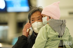 新型肺炎阴影下的武汉机场 几乎人人戴口罩