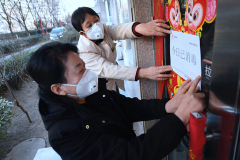 2020年1月22日，北京，为做好新型冠状病毒的防控工作，当地一小区物业服务管理中心开始对小区的重点区域进行消毒作业。消毒包括垃圾桶、楼道、下水道口、电梯间等细菌易滋生的区域，每日对其进行2次消毒，并对已消毒区域张贴“今日已消毒”标志。