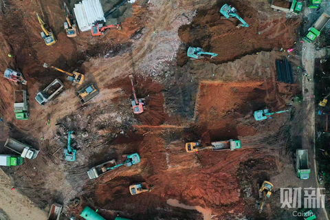 2020年1月28日，武汉火神山医院施工现场，数十台挖掘机同时作业。据了解，火神山医院建筑面积为2.5万平方米，采用活动板房形式，可容纳1000张病床。 图/财新记者 丁刚