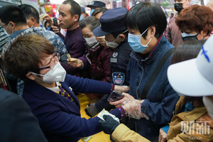 广州一药店市民抢购口罩引发混乱 药店被迫停业