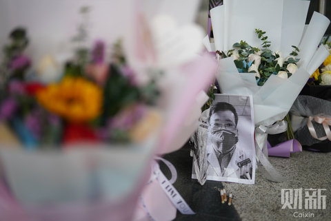 市民自发前往武汉中心医院敬献花束悼念李文亮