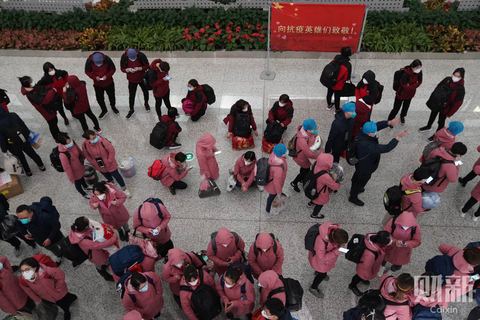 2020年2月9日晚，武汉天河机场，来自全国6个省市的17支医疗队2000余名医护人员落地武汉，这也是迄今援助武汉规模最大的一支“混合”医疗队。 图/财新记者 丁刚