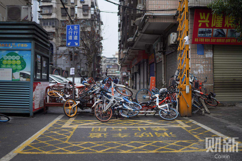 2020年2月14日，湖北武汉，用多辆弃置的共享单车封堵住的路口。 图/财新记者 丁刚