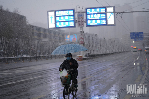 2020年2月15日，武汉中午前后转雨夹雪，下午雨夹雪转中到大雪，气温陡降，到今晚20时接近0℃。 图/财新记者 丁刚