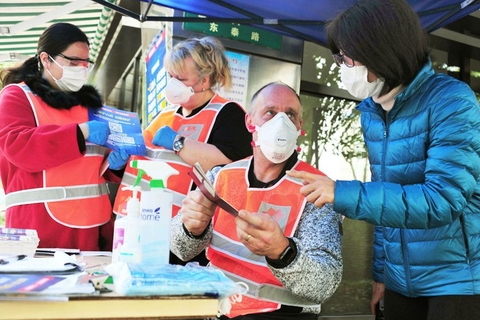 2020年2月25日，上海，位于陆家嘴核心区域的滨江居民区是一个典型的国际化社区，居住的千余名居民中外籍住户占了40%，来自世界各地国家的居民组成了多元化的国际滨江大家庭。防控新冠肺炎疫情战役打响后，滨江居民区党支部通过党建引领，动员中外志愿者携手抗“疫”，来自滨江社区洋志愿者工作室的八位洋志愿者们，积极投身于防疫宣传，守护小区邻里安全，以他们自己的方式为抗击这场疫情提供力所能及的帮助。图/IC photo