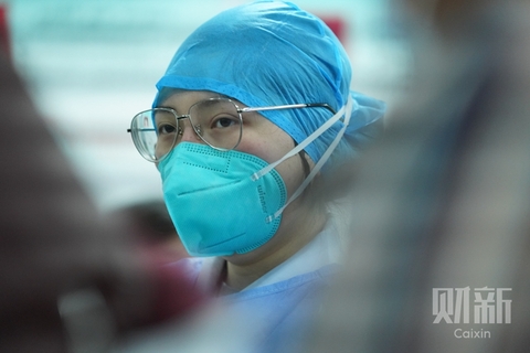 2020年1月22日，湖北武汉，红十字会医院，医生身着防护服接诊。图/财新记者 蔡颖莉