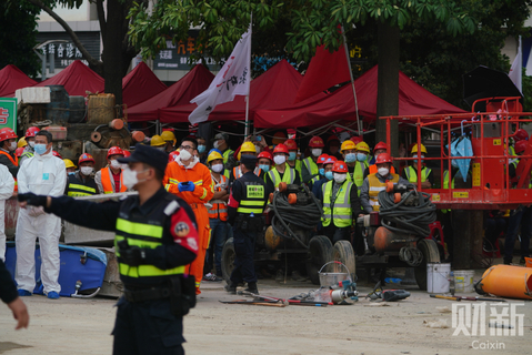 2020年3月10日，福建泉州欣佳酒店楼体坍塌事故现场，现场工作人员目睹了整个救援过程，在施救过程中他们高喊“加油”为救援人员助力。在男子获救瞬间，在场众人鼓掌欢呼。