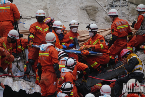 2020年3月10日，福建泉州欣佳酒店楼体坍塌事故现场，救援持续进行中，搜寻人员在废墟现场搜寻到生命迹象，发现一名受困近70小时的24岁男子，并最终将其成功救出。 图/财新记者 魏姝敏