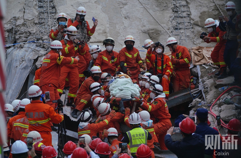 2020年3月10日，福建泉州欣佳酒店楼体坍塌事故现场，一名受困近70小时的幸存者从废墟中抬出。