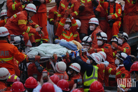 2020年3月10日，福建泉州欣佳酒店楼体坍塌事故现场，受困近70小时的幸存者从废墟中抬出时，旁边的一名救援人员用手机记录下这一瞬间。