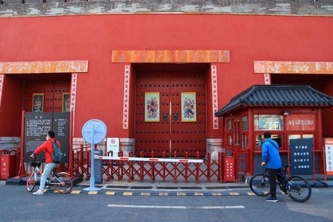 2020年3月17日，北京，故宫东华门，脱落的门钉已被修复，有不少市民来到东华门外了解大门受损情况。故宫东华门的工作人员表示，对16日晚东华门被撞一事，要等官方回应，自己不便回答，无法透露具体细节。图/IC photo