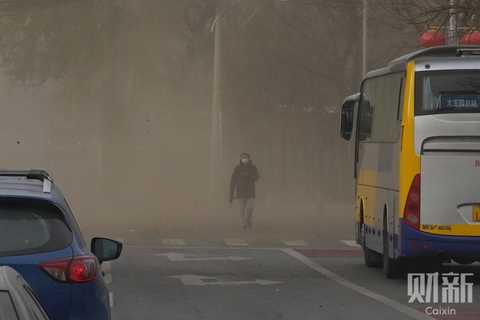 2020年3月18日，北京丰台，马路上的行人笼罩在沙尘之中。当日北京遭遇大风天气并伴有沙尘。中国天气网18日下午消息，京津冀等地遭2020年以来最强大风天气，华北北部阵风可达9～10级，并伴有沙尘天气。北京局地瞬时最大风速达11级。 图/财新记者 蔡颖莉