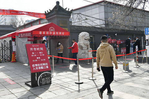 2020年3月18日，北京潘家园旧货市场已经在2月24日恢复开市，目前，商家与顾客均需要扫码后显示近期14天无离京后才可进入。图/IC photo