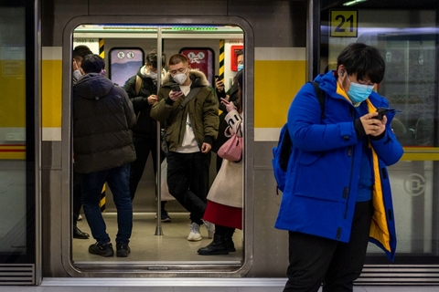 2020年3月5日，北京，乘客戴着口罩。随着北京复工企业日渐增多，地铁客流量逐渐回升。北京各大地铁站、地铁车厢内，乘客戴口罩，有些乘客还会戴上护目镜，有序乘坐地铁上下班。图/IC photo