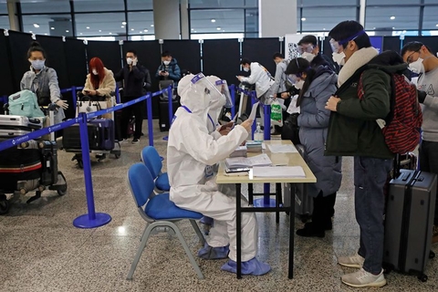 2020年3月29日，在浦东机场T2航站楼内，浦东机场交通保障人员正对在上海集中隔离的入境人员进行信息核查。根据中国民用航空局发布的通知，3月29日开始，对国际客运航班进行进一步的调减：国内每家航空公司经营至任一国家的航线只能保留1条，且每条航线每周运营班次不得超过一班；外国每家航空公司经营至中国的航线只能保留一条。图/殷立勤/中新社/人民视觉
