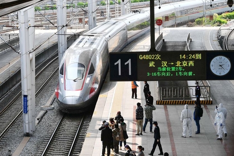 2020年4月8日，武汉“解封”后首趟返京列车抵达北京西站。当日，武汉市正式解除离汉离鄂通道管控措施，首趟武汉返京列车G4802次列车抵达北京西站。图/视觉中国