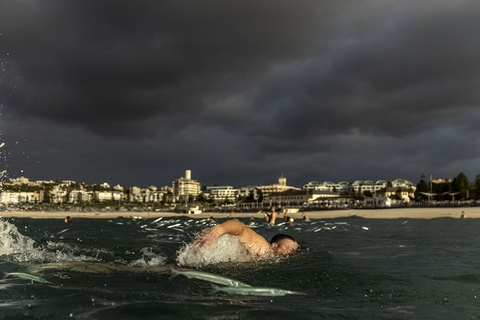 当地时间2020年4月28日，澳大利亚悉尼，一名男子在海滩游泳。继澳大利亚昆士兰州、西澳州宣布有限度解禁之后，新南威尔士州28日宣布，从5月1日开始，稍微放宽限制，允许两名成人和孩子，探访另一个家庭的任何人。