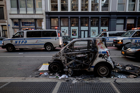 2020年6月1日，美国纽约曼哈顿下城被烧毁的警车。5月24日，美国明尼苏达州白人警察暴力执法导致非洲裔男子乔治·弗洛伊德死亡，由此引发的抗议示威活动连日来在全美持续蔓延，多地发生骚乱和暴力冲突。图/新华社/法新