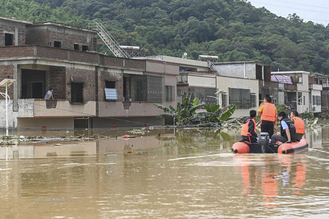 2020年6月9日，广东省惠州市龙门县永汉镇合口村，村内房屋一楼被洪水淹没。6月2日以来，广西中北部、广东中部和南部沿海、贵州南部、湖南中东部、江西中北部、安徽南部、浙江西部、福建西北部等地累计降雨量100至300毫米。受降雨影响，广西、广东、福建、浙江、江西、湖南、贵州、云南共计8省（区）110条河流发生超警以上洪水。图/陈骥旻/中新社